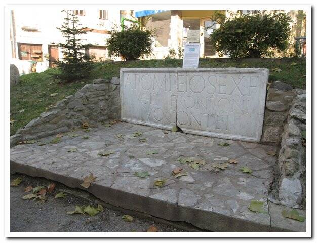 Visuel 1/1 : Stèle du mausolée d'Aulus Pompeius Fronto